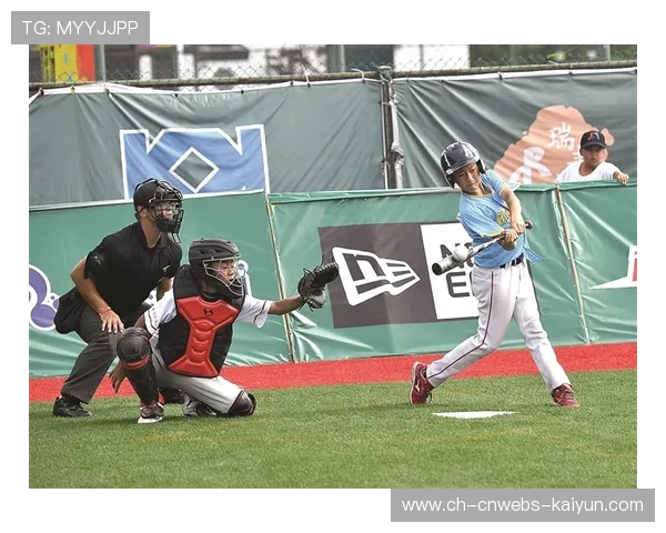 广州青少年垒球选手雨中作战 展现顽强拼搏精神